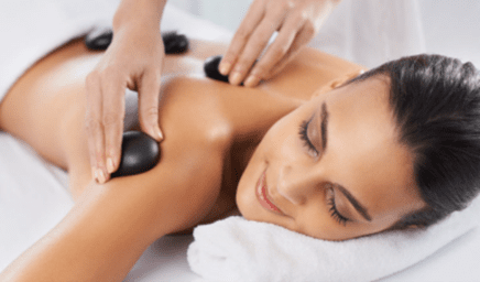 Massage calmant, revitalisant aux pierres chaudes